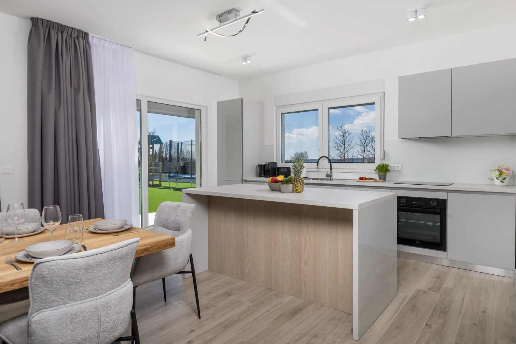 Fully equipped holiday home with a kitchen, dining room, living room, three bedrooms, and two bathrooms