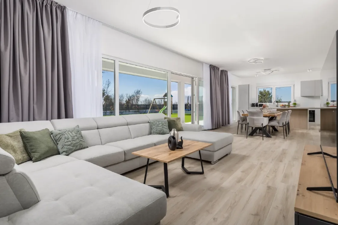 Fully equipped holiday home with a kitchen, dining room, living room, three bedrooms, and two bathrooms